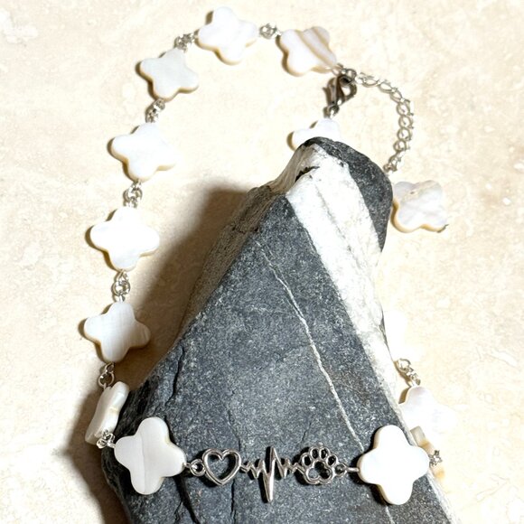 White Mother of Pearl Clover Beaded Short Necklace +Paw Print Heart Beat Pendant - Picture 5 of 13